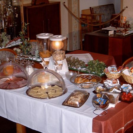 Hotel Pizzeria Venezia Sohren Bagian luar foto