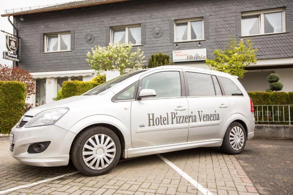 Hotel Pizzeria Venezia Sohren Bagian luar foto