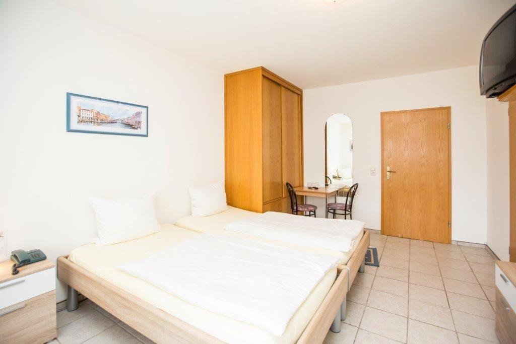 Hotel Pizzeria Venezia Sohren Bagian luar foto